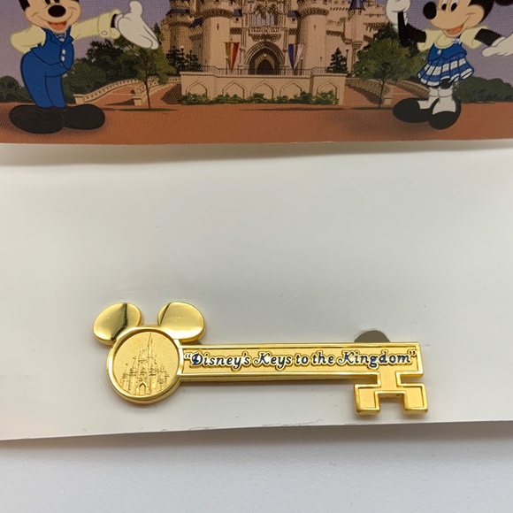 Disney Magic Kingdom Castle Disney's Keys to the Kingdom Gold Tone Key Lapel Pin - Picture 1 of 11